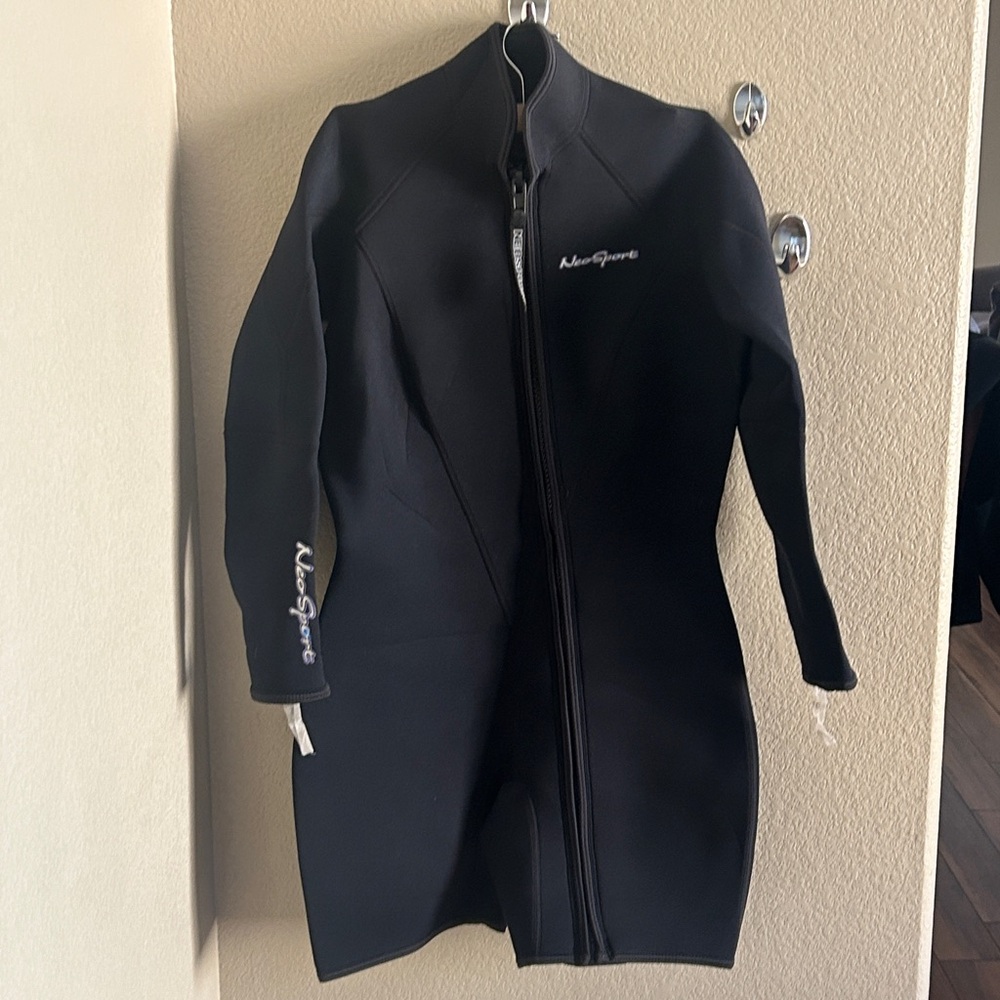 Neosport black wetsuit size L